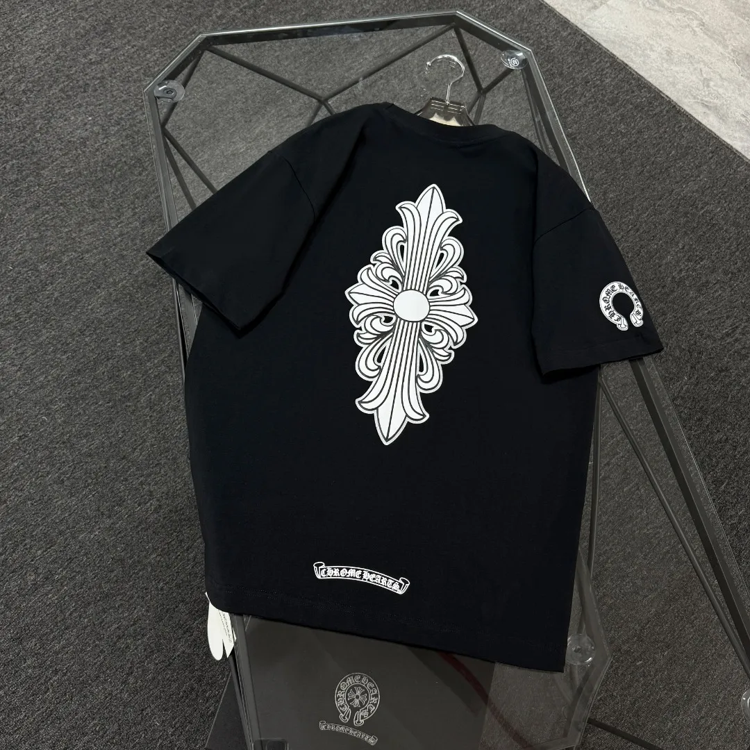 P180 Chrome Hearts 25 high-end versions. The fabric is made of 300 grams of high-density cotton. It does not deform or shrink. It has three labels. It is the same style for men and women. Technology: suede foaming + digital silver printing. Color: white, black. SIZE: S-XL.
